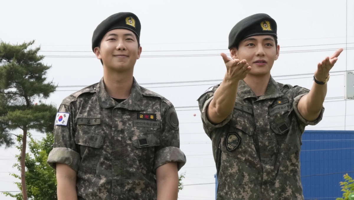 RM y V de BTS terminan su servicio militar luego de año y medio en el ejército  | AP