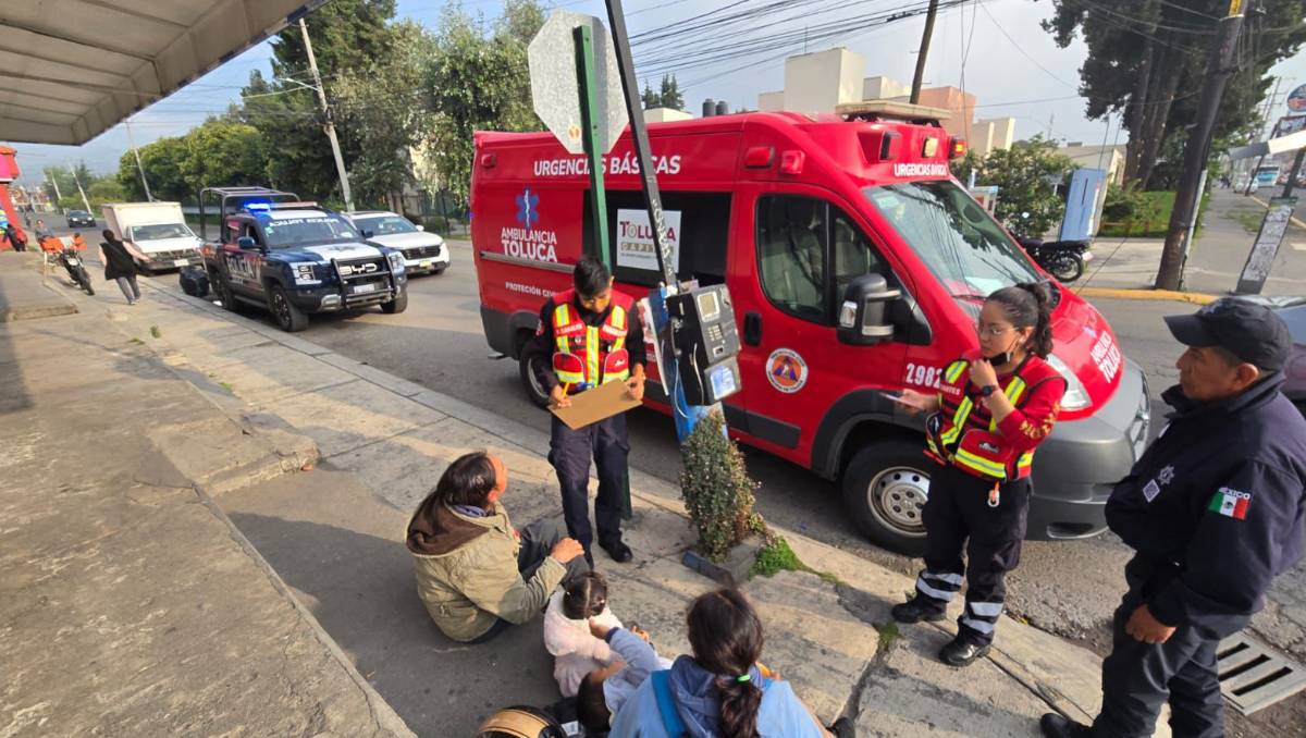 Un vehículo impactó a una motocicleta en la que viajaban dos adultos y dos menores de edad en Toluca. | Especial