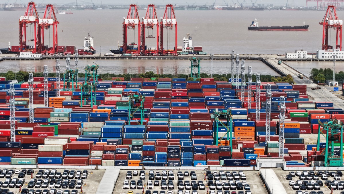 Vehículos eléctricos para exportación y contenedores en un puerto de Shanghái, China. Abril de 2025. Foto: Reuters