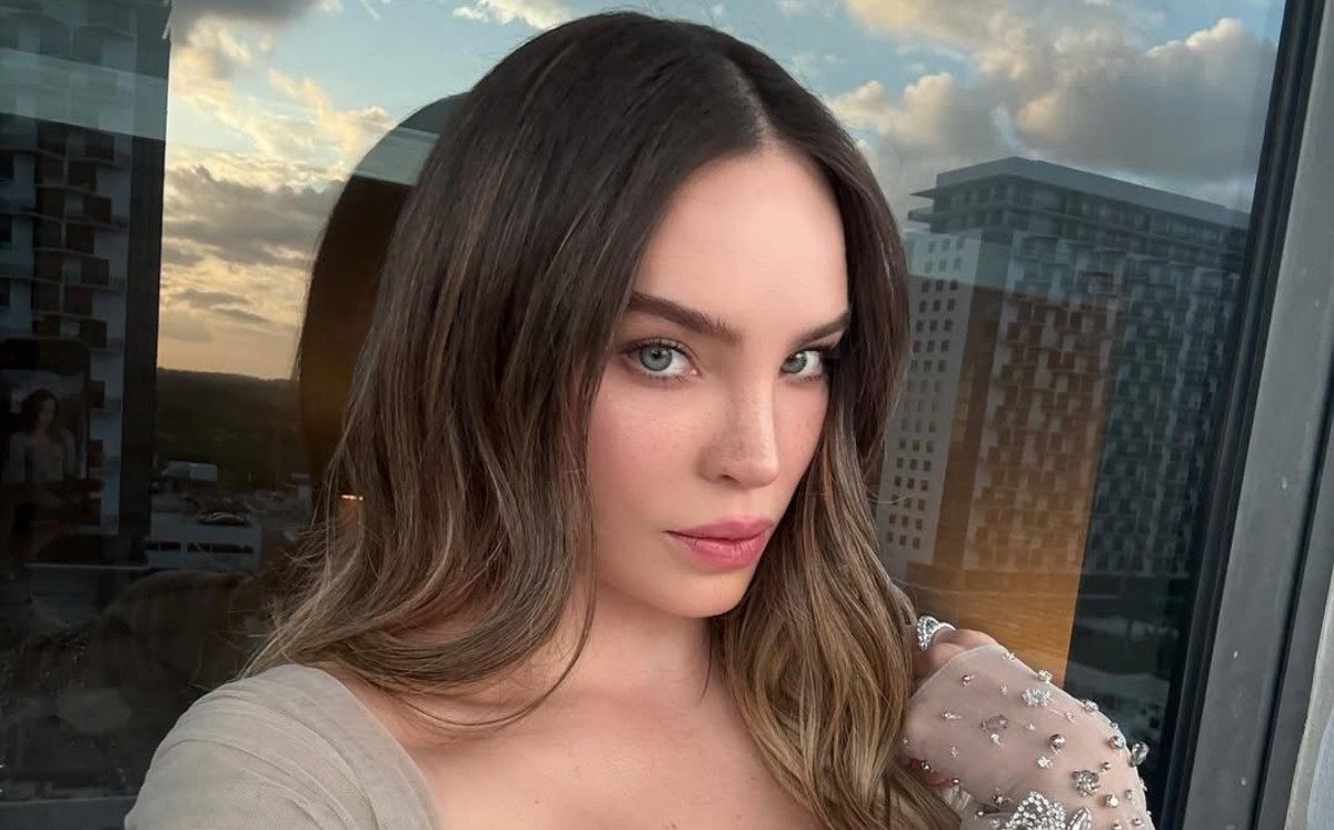 Belinda roba cámara en la premiere de "Mentiras, la serie" con impoluto vestido Versace