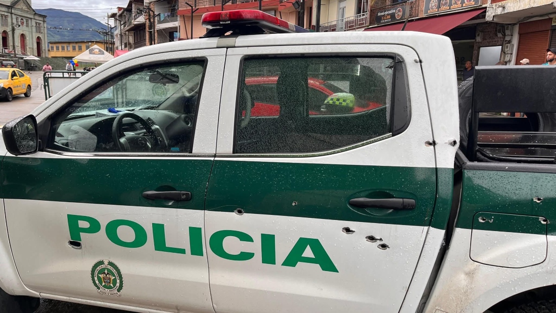 Dos hombres armados con fusiles dispararon contra el puesto policial en el que la patrullera estaba de guardia. |Especial
