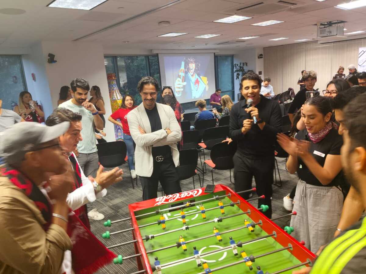 El jugador instruyó a los jugadores en el campeonato de futbolito / Adriana Jiménez