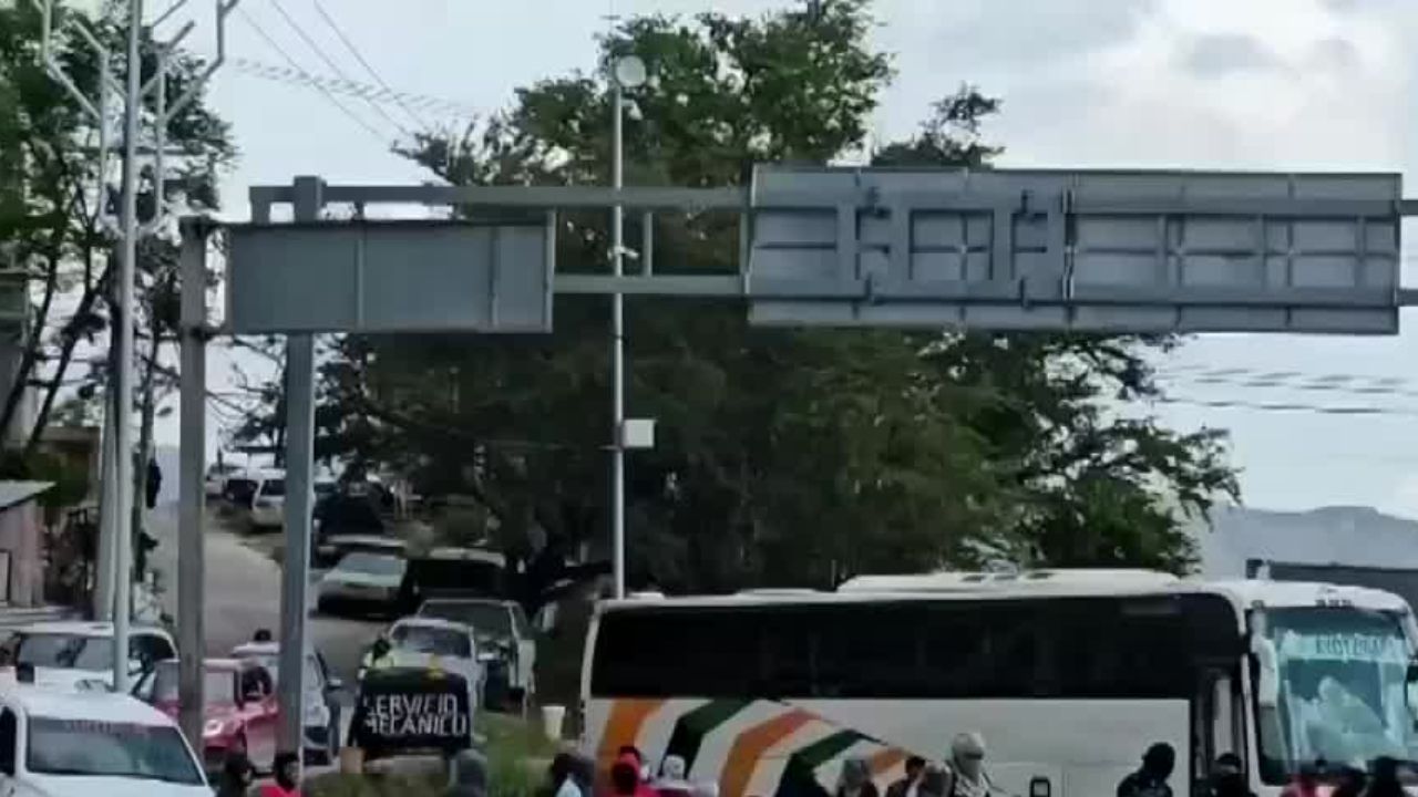 Normalistas de Ayotzinapa bloquean la Autopista del Sol por plazas