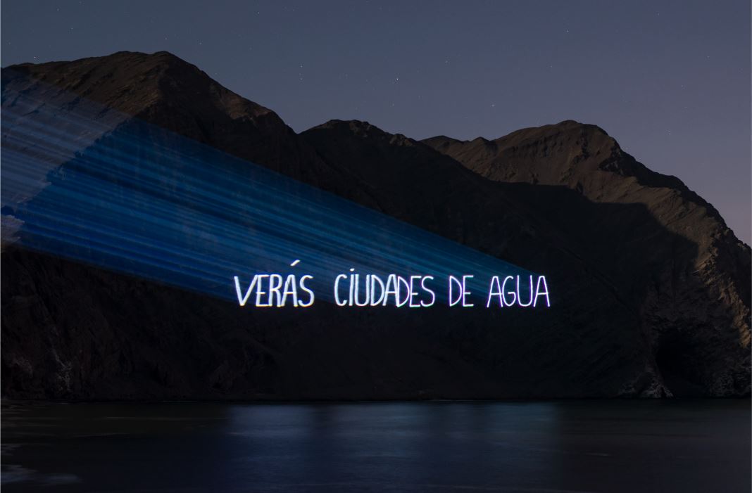 Su obra “Verás” se proyectó sobre un acantilado en Chile en 2024. UNAM