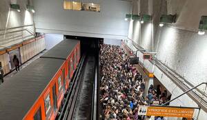 Reportan retrasos en lla Línea 7 del Metro.