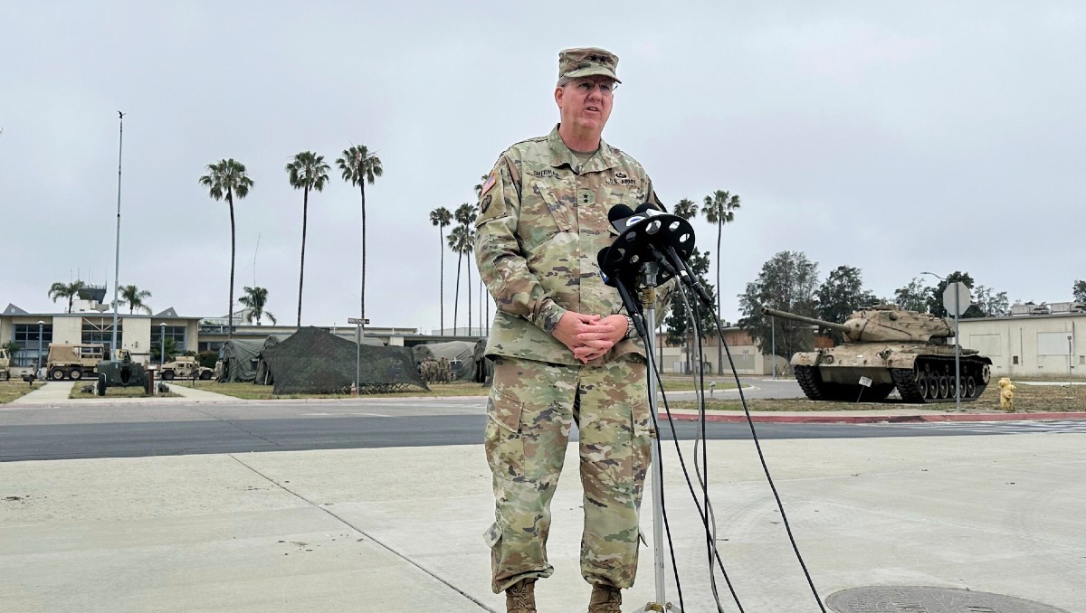 Scott Sherman, comandante de la Fuerza de Tarea 51, supervisa el despliegue de elementos de Guardia Nacional y los marines en LA. (Foto: AP)