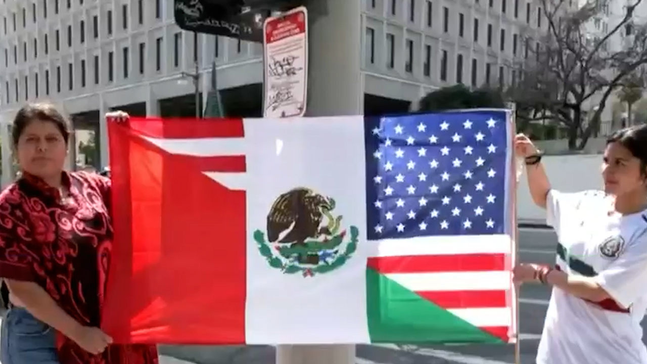 Aumenta la venta de banderas modificadas tras manifestaciones de migrantes en EU