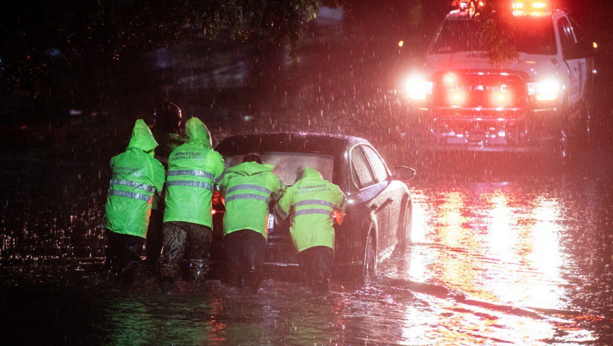 Auto varado en Lope de Vega e Inglaterra en Guadalajara tras lluvia (Cortesía)