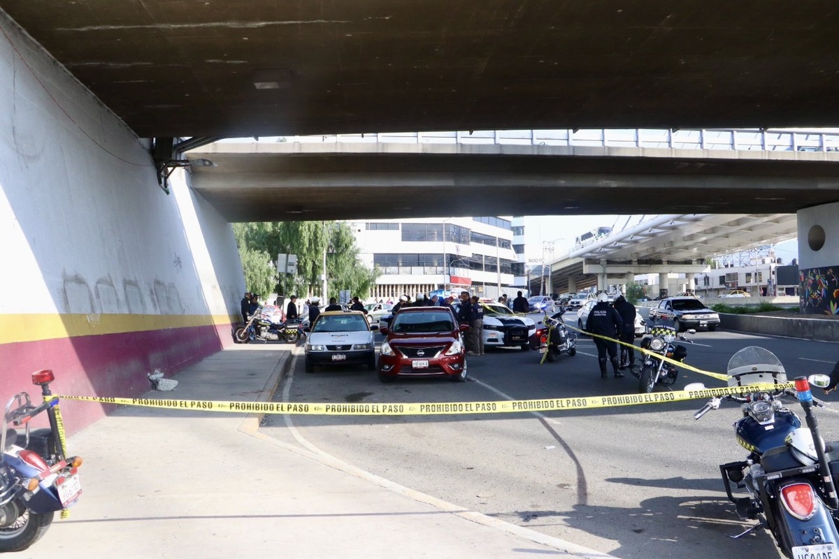 Automovilista y taxista tuvieron una riña abajo del puente atirantado de Pachuca.