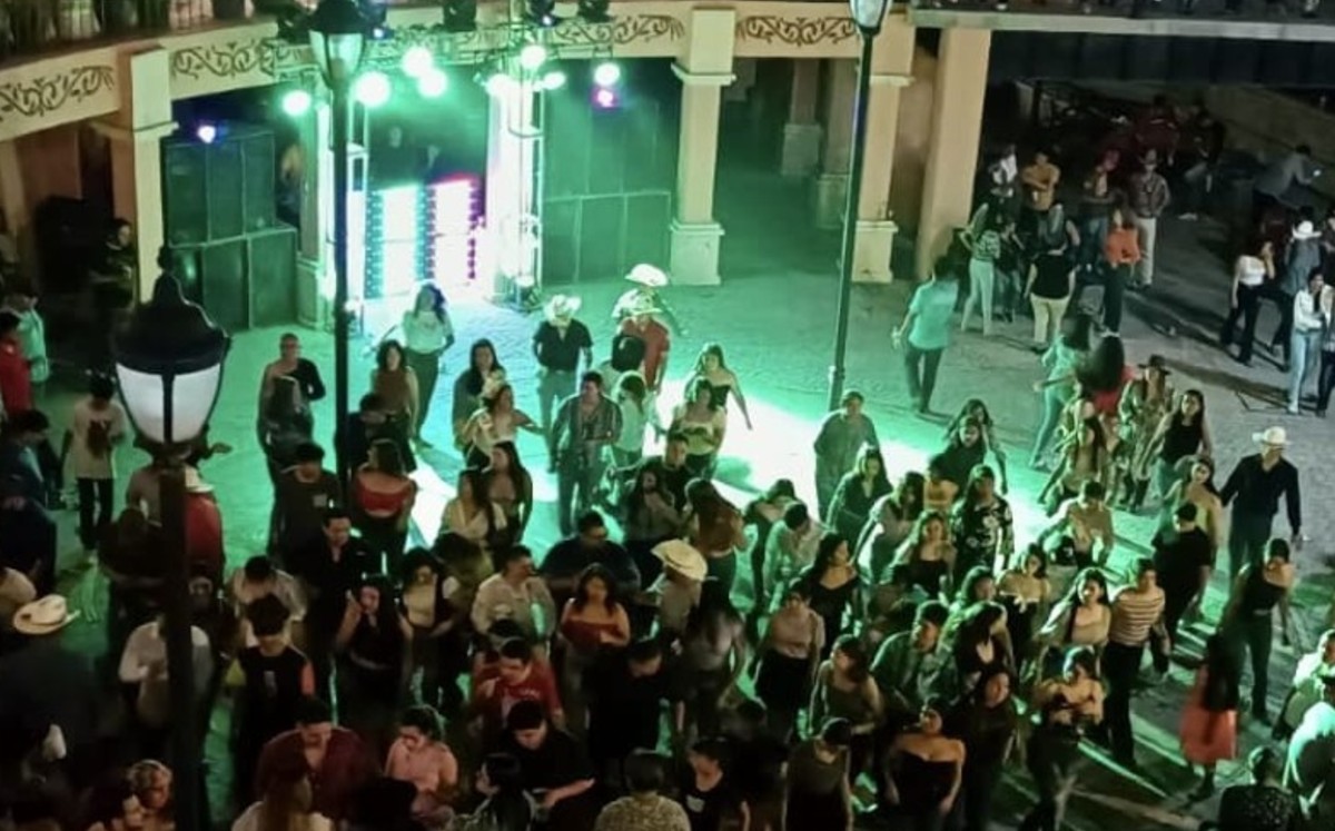 Cientas de personas se reúnen en Tula para buscar pareja durante "callejoneada para solteros" | Archivo