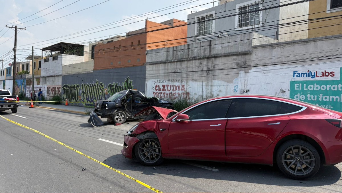 Los conductores de los vehículos Jetta y Tesla fueron trasladados a hospitales para su valoración médica. Foto: Ángel Mercado