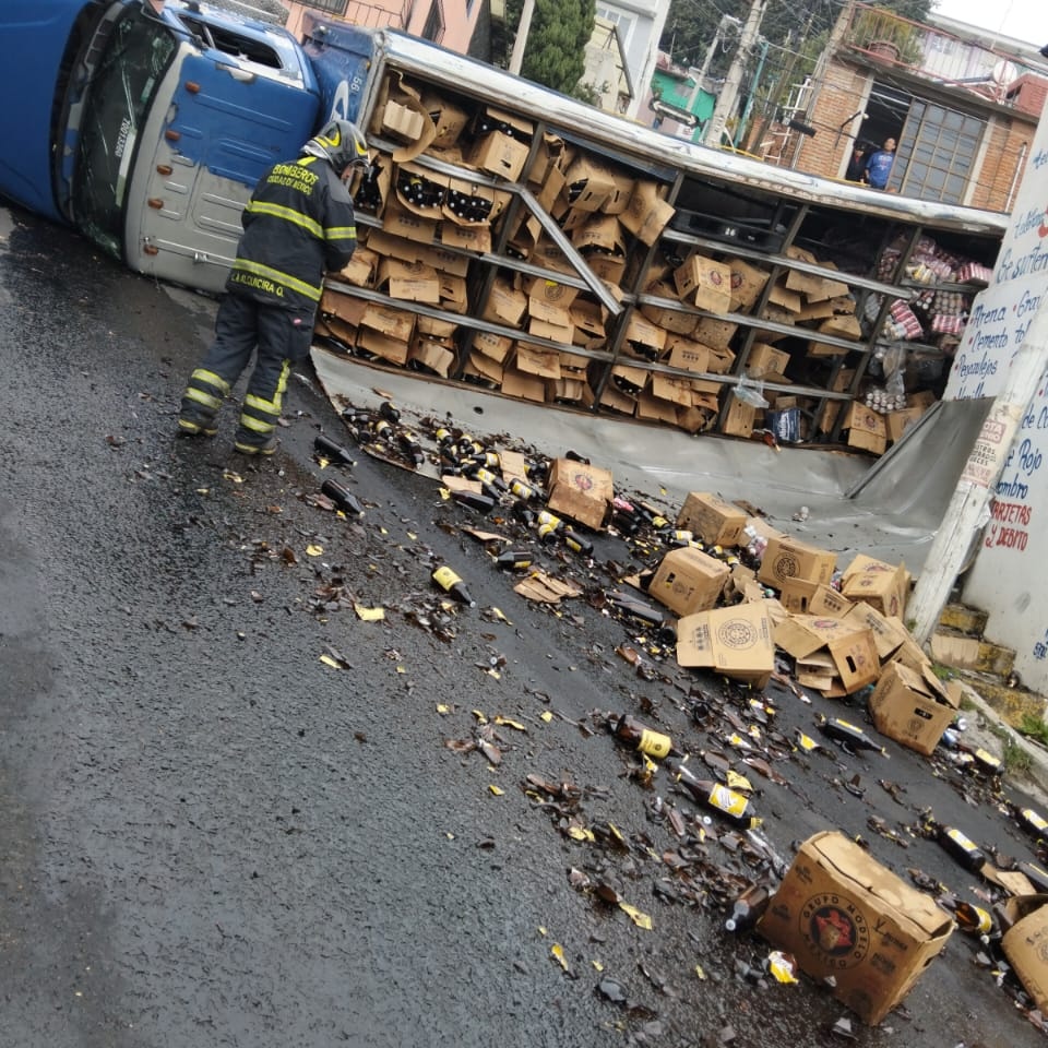 El camión se accidentó en la colonia La Carbonera. | SSC