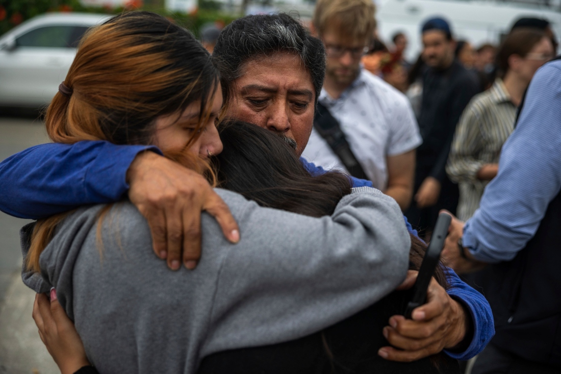 Familias de los trabajadores del lavado de autos detenidos por los agentes federales de migración. |AP