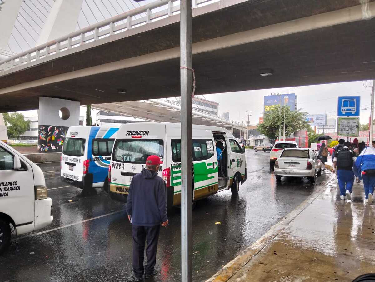 La glorieta del puente atirantado carece de paraderos adecuados  (Alejandro Evaristo)