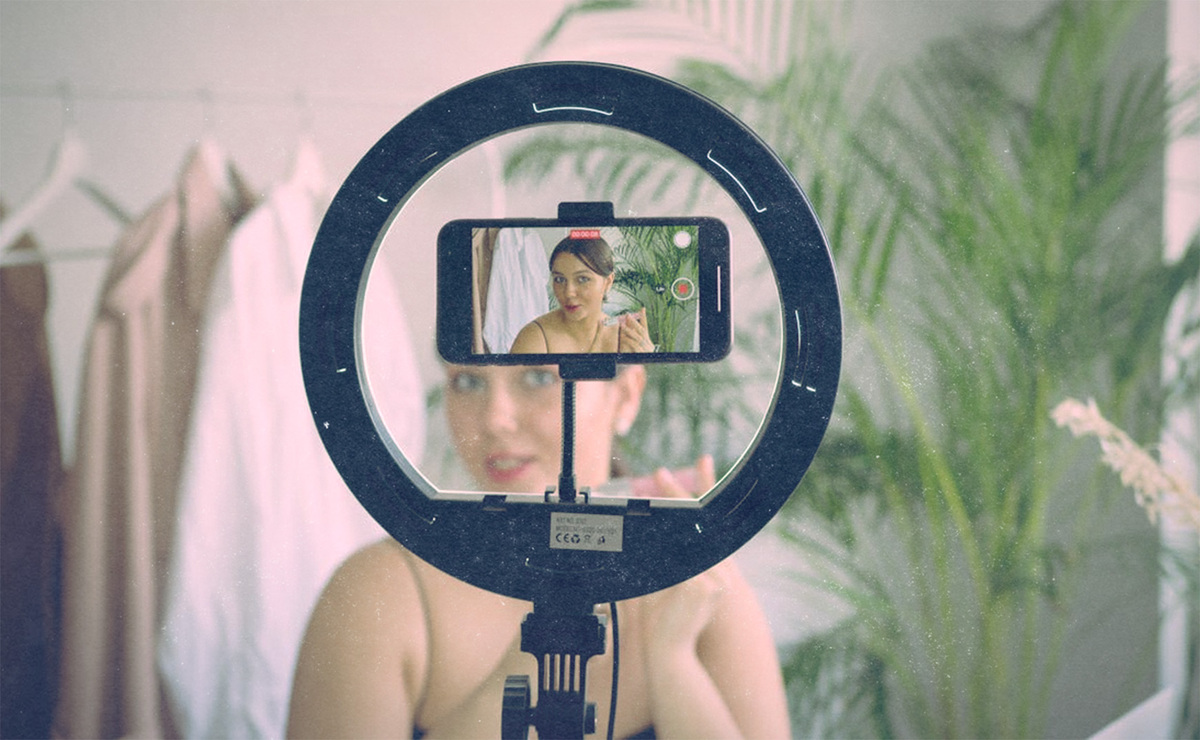 ‘La influencer’ actúa de manera distinta detrás de cámaras, en la vida real. (Pexels)