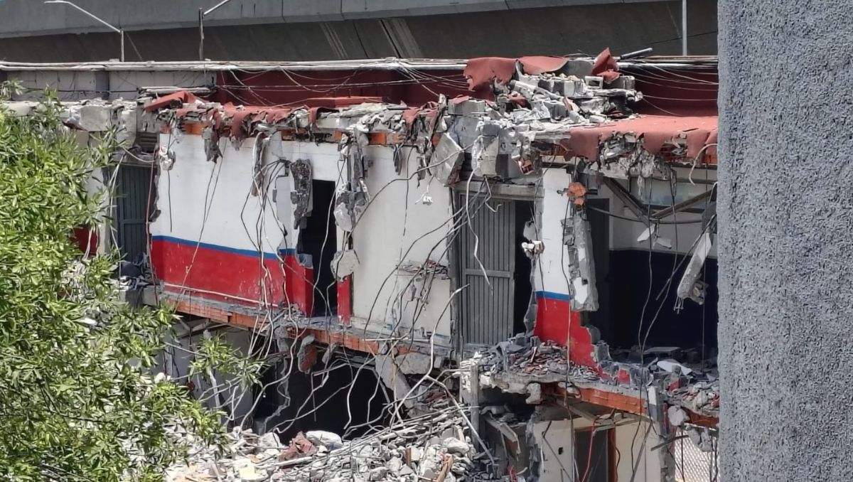 Infraestructura cercana a la de la estación Exposición se muestra casi derrumbada. Eduardo Mendieta