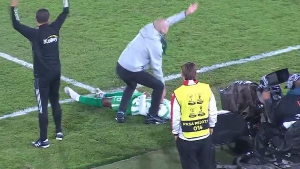 Jugador del Atlético Nacional causa preocupación tras desplomarse en medio del partido (Captura de pantalla)