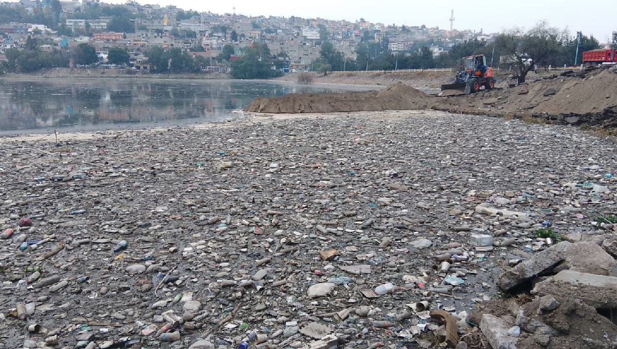 En la limpieza de la presa Los Cuartos llenaron 50 camiones con desechos solidos. Foto: (Especial)