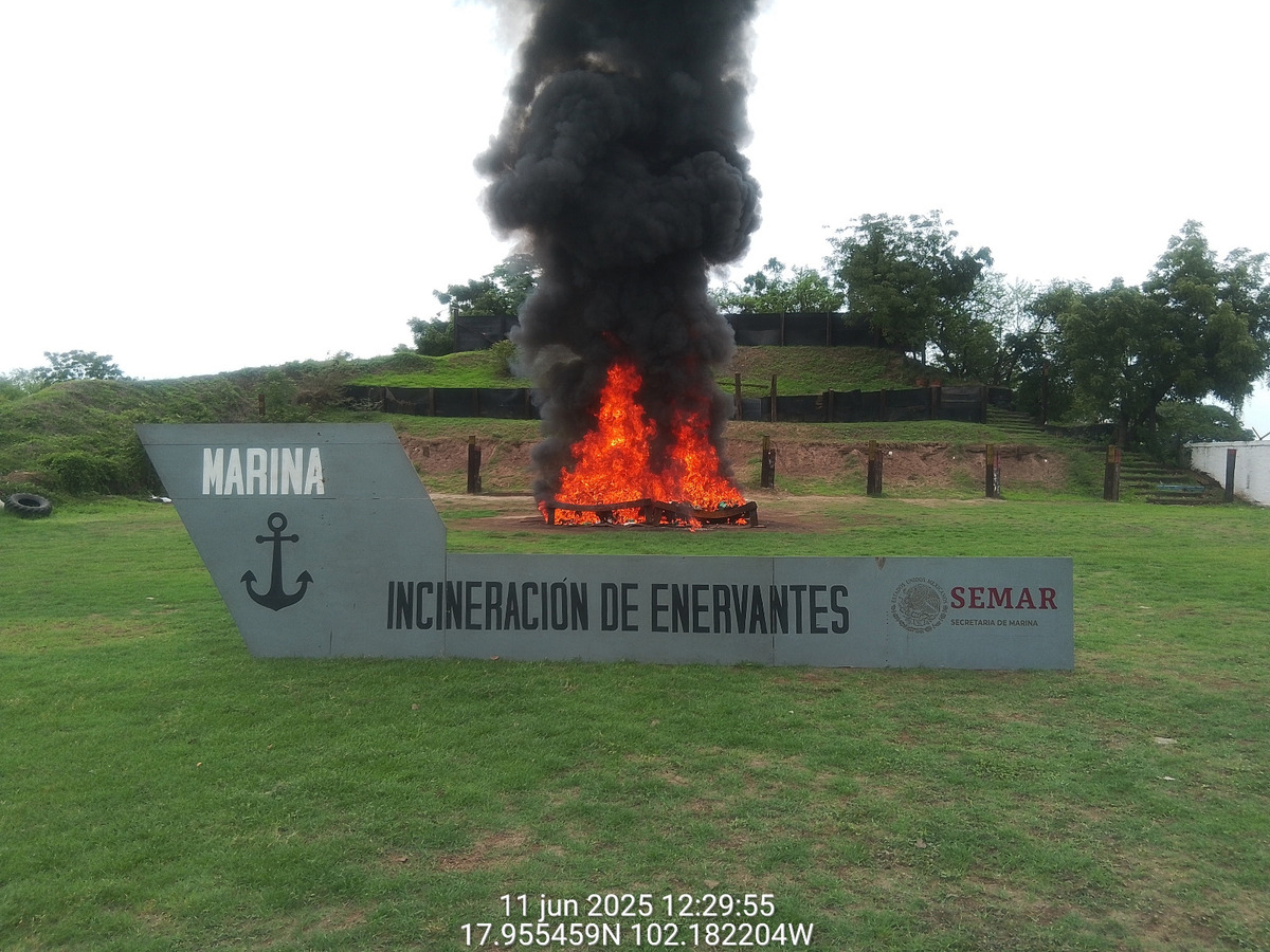 La Marina incineró paquetes de clorhidrato de cocaína. | Especial