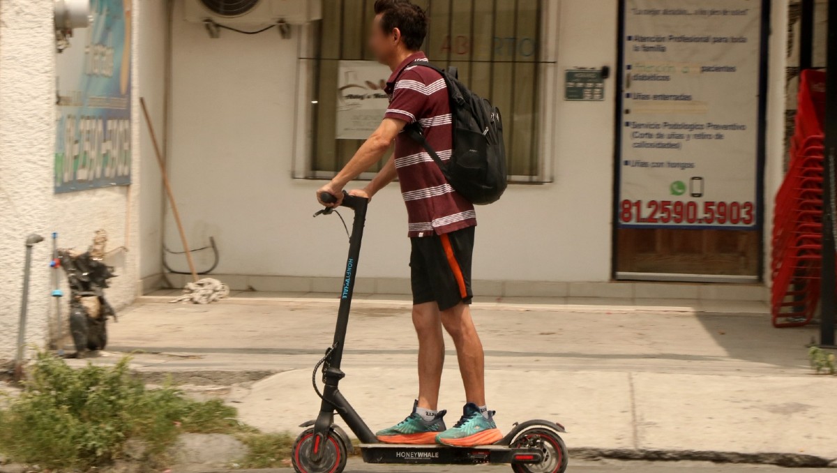 Peatón en scooter en Monterrey / Roberto Alanís