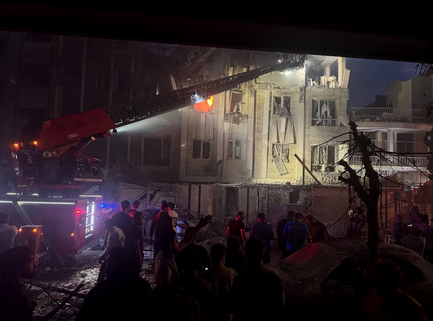 Personas acuden apoyar ante los daños en estructuras. (Foto: AFP)