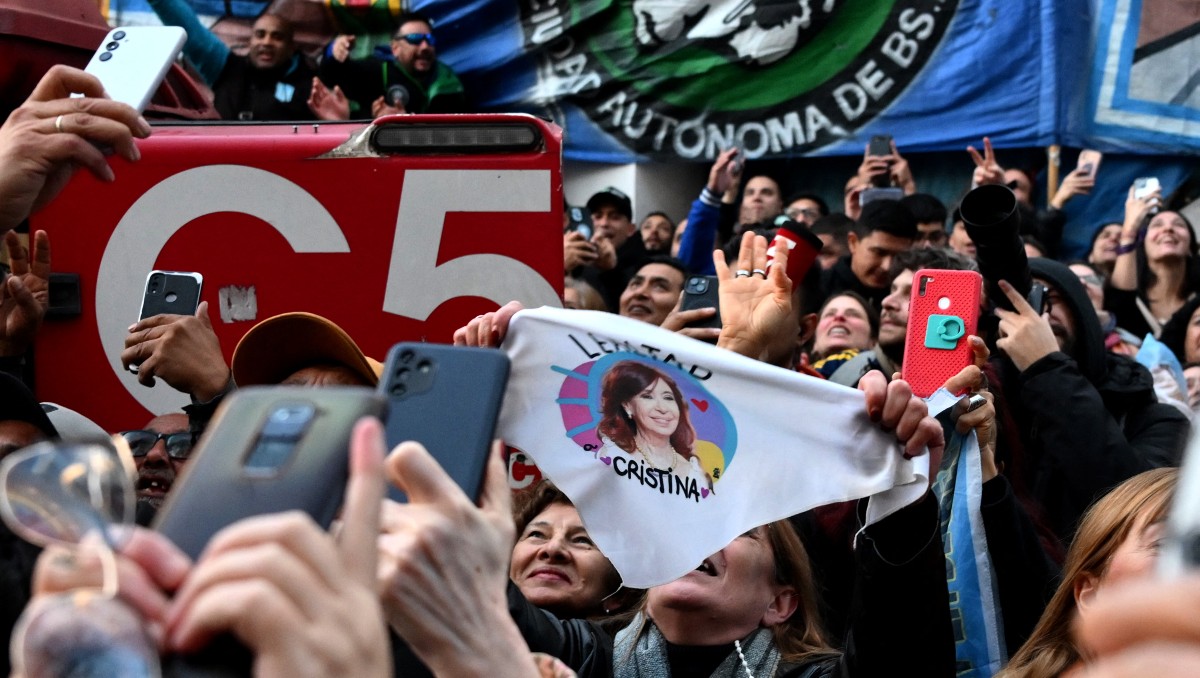 Protestan contra condena a Cristina Fernández. (Foto: AFP)