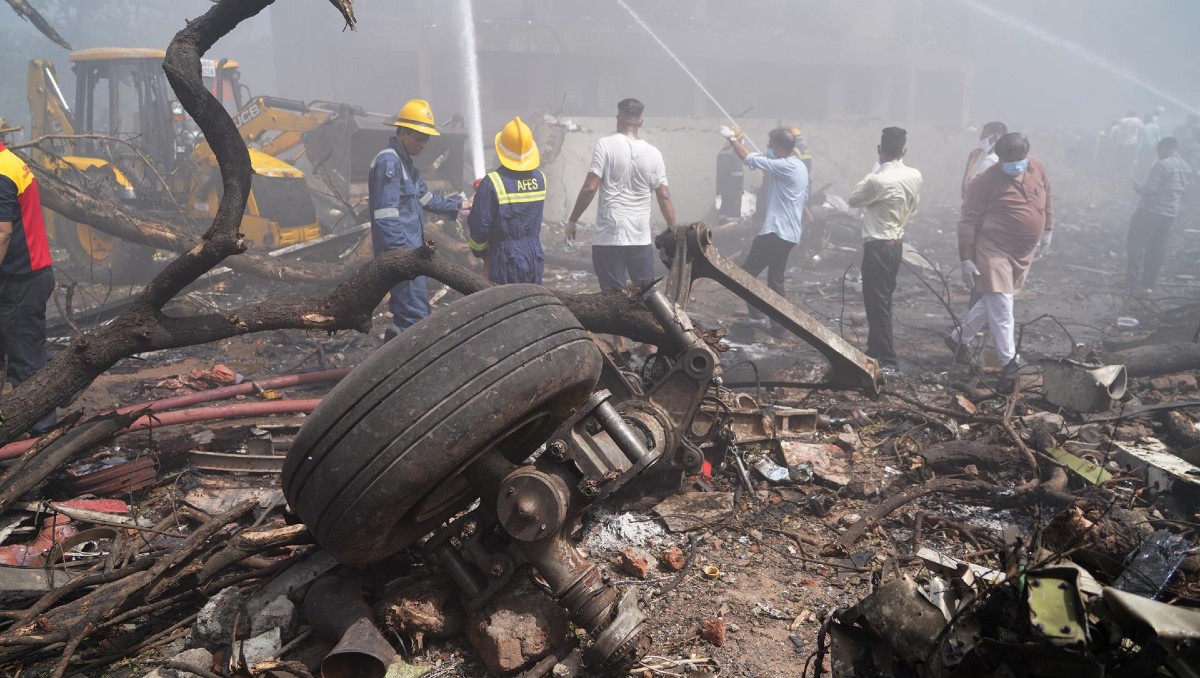 Rescatistas trabajan para recuperar todos los cuerpos del avión. | EFE