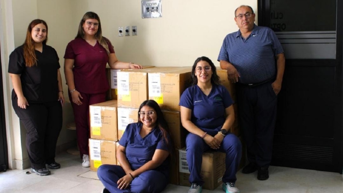 Salvador González Guerrero, coordinador de la licenciatura en Optometría junto con alumnos. (cortesía)