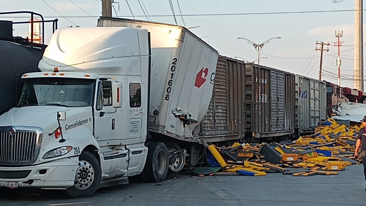 El tráiler que transportaba cajas de plástico fue embestido por el tren. Foto: Israel Santacruz