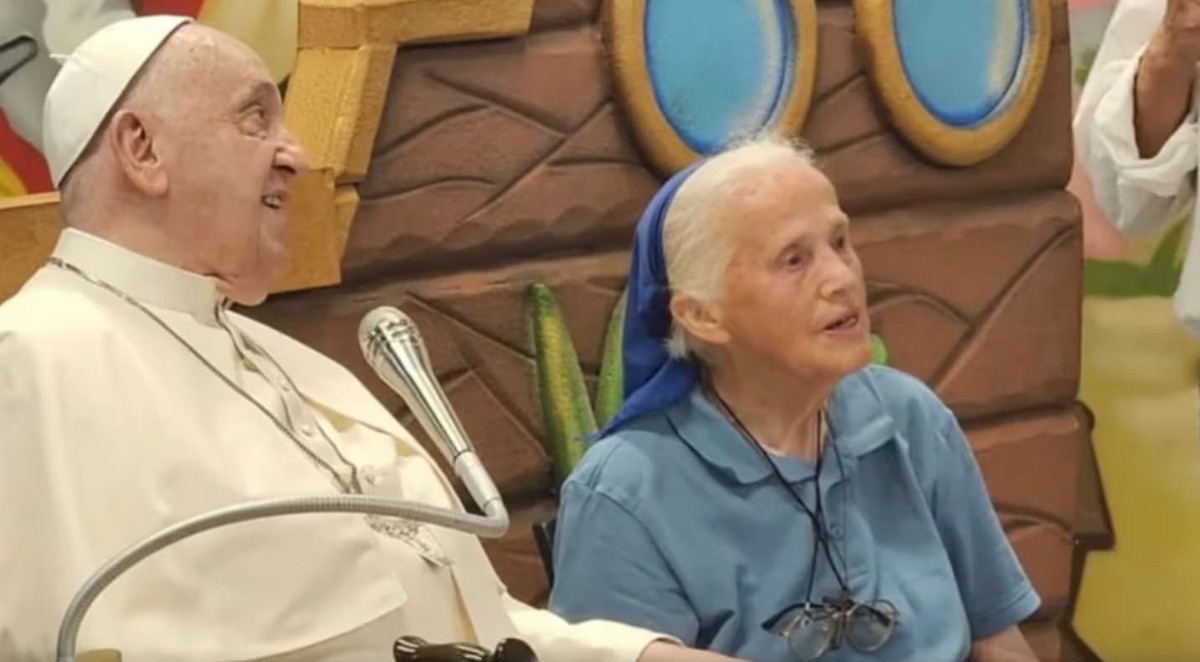 El papa Francisco y la hermana Genevieve Jeanningros.