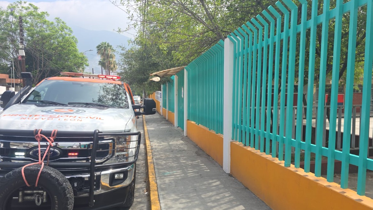 Elementos de Protección Civil de Nuevo León acudieron a la escuela ubicada en las calles Porfirio Díaz y Zaragoza en la colonia Centro. / Especial