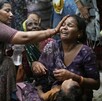 Un acquainted  de una víctima del accidente aéreo de Air India se consuela mientras se derrumba en un infirmary  en Ahmedabad, India. | AP