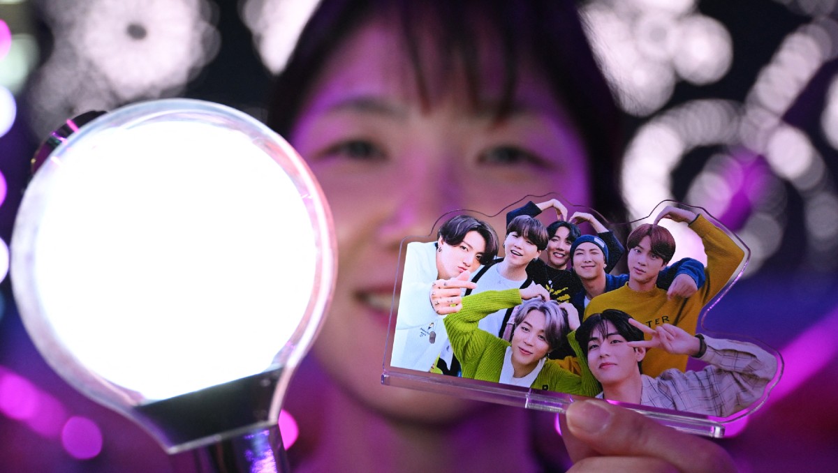 Una fan de la banda lista para la fiesta por su 12 aniversario | Foto: AFP