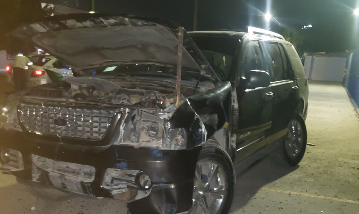 Se impacta contra muro y barandal de universidad en Gómez Palacio. (Milenio Policía)