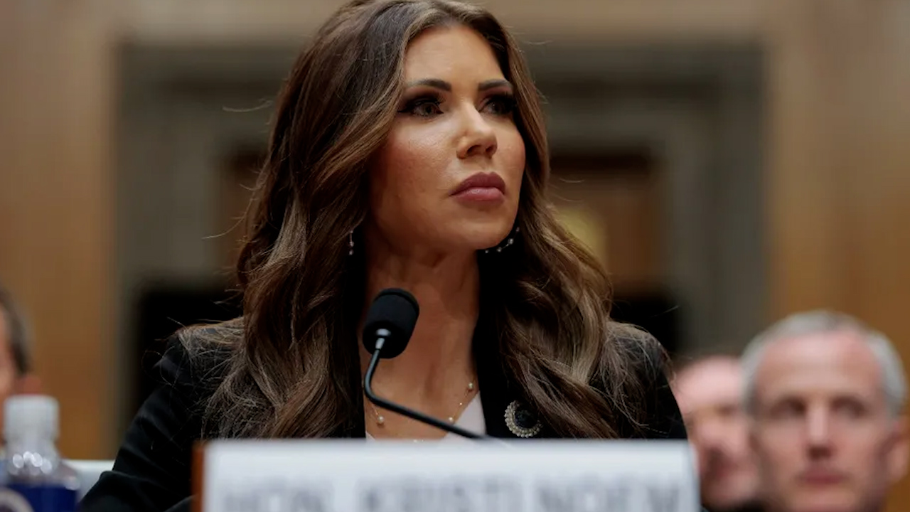 Kristi Noem lanza nueva advertencia a inmigrantes: "Si no te vas, te encontraremos"