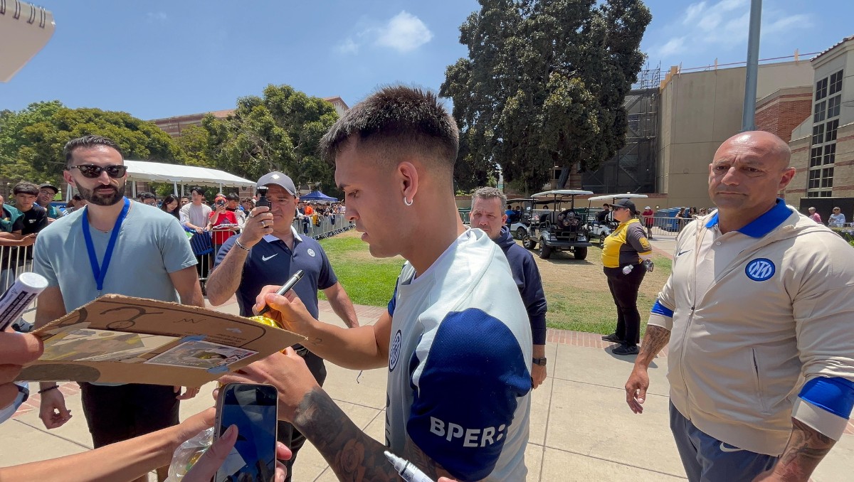 Lautaro Martínez firmó autógrafos después del entrenamiento del Inter de Milán (Felipe Galindo)