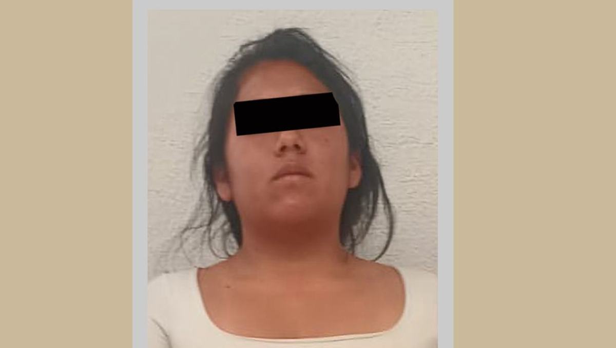 La mujer habría entregado una bolsa a motociclista; él huye al ver a policías durante patrullaje en Zinacantepec.| Especial