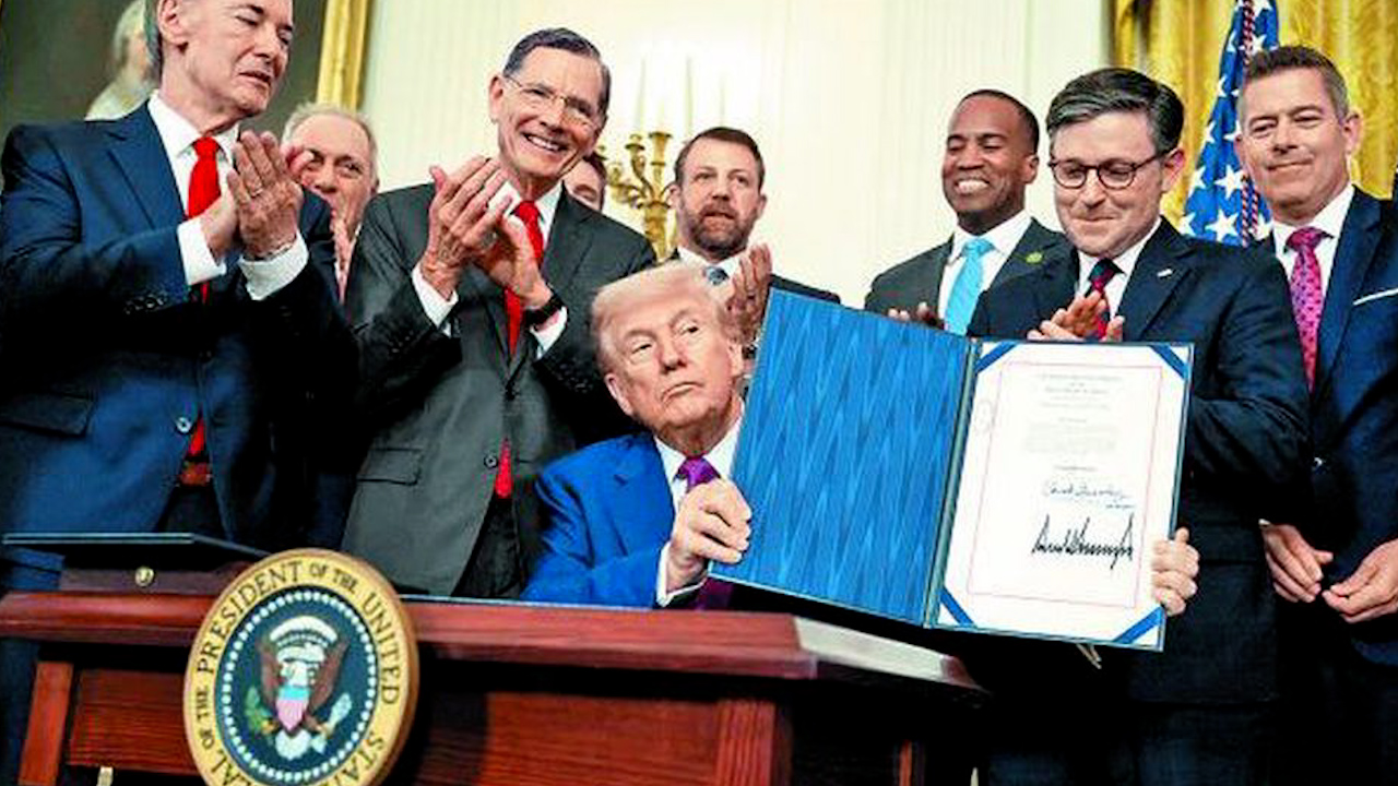 Trump suspende redadas de migrantes en granjas y hoteles, apelando al sentido común