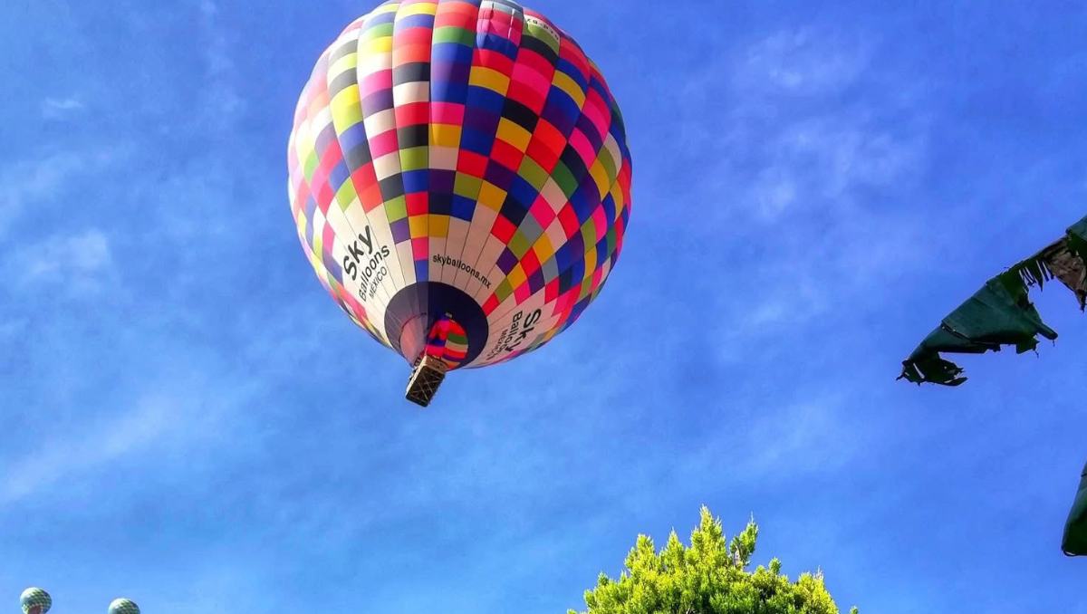 Vuelven los vuelos en globo en Teotihuacán; refuerzan medidas tras suspensión de más de dos semanas.| Especial