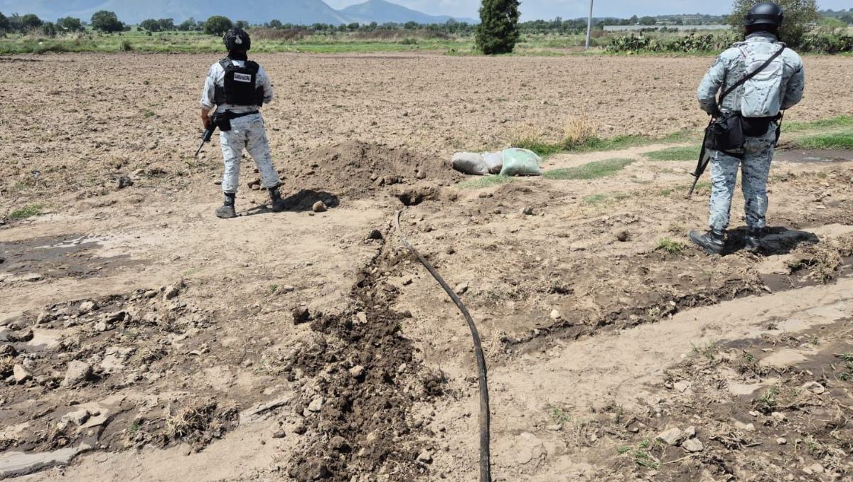 Zona asegurada para que personal de Pemex clausure de forma segura la toma clandestina en Axapusco.| Especial
