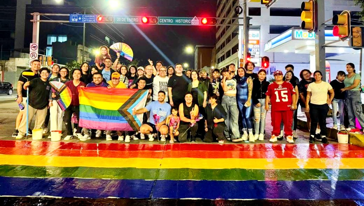 Comunidad LGBT+ en León pinta cruce "arcoíris" en zona centro | Especial