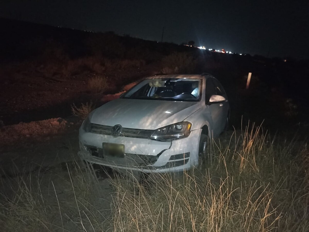 Conductora vuelca al esquivar bache en carretera Gómez Palacio–Jiménez. (Milenio Policía)