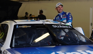 Daniel Suárez, piloto mexicano de NASCAR, celebra la victoria en su país como si fuera el campeonato