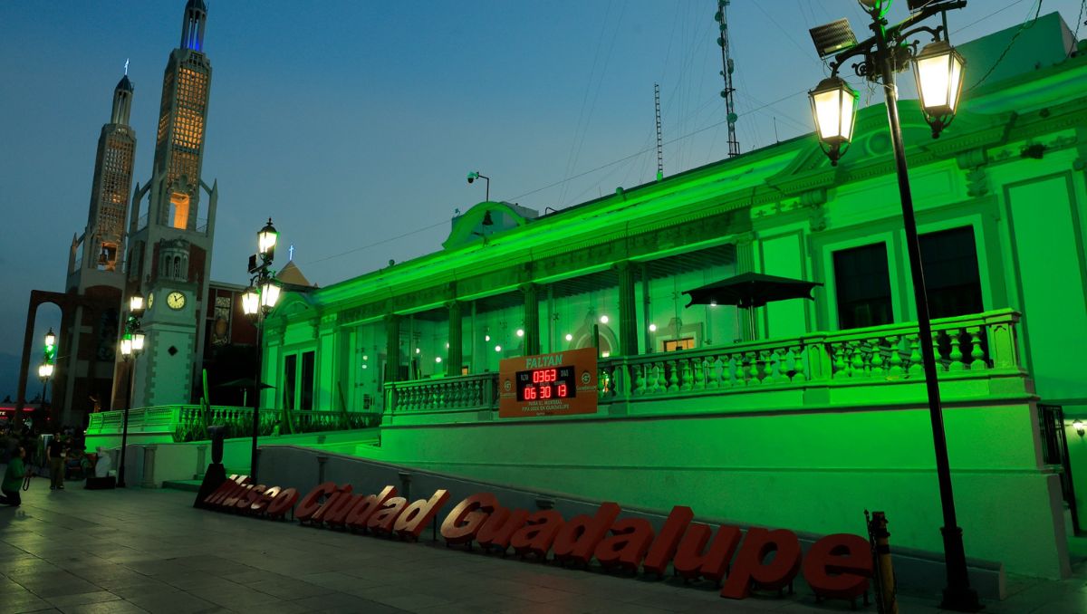 El edificio de la presidencia municipal de Guadalupe se iluminó de color verde. | Especial