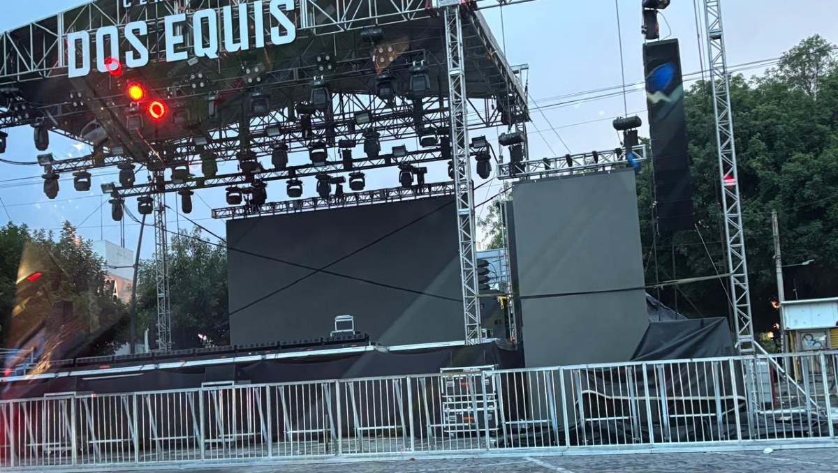 Listo el escenario del Guadalajara Pride frente a la Minerva (Foto: Daniela Nuño)