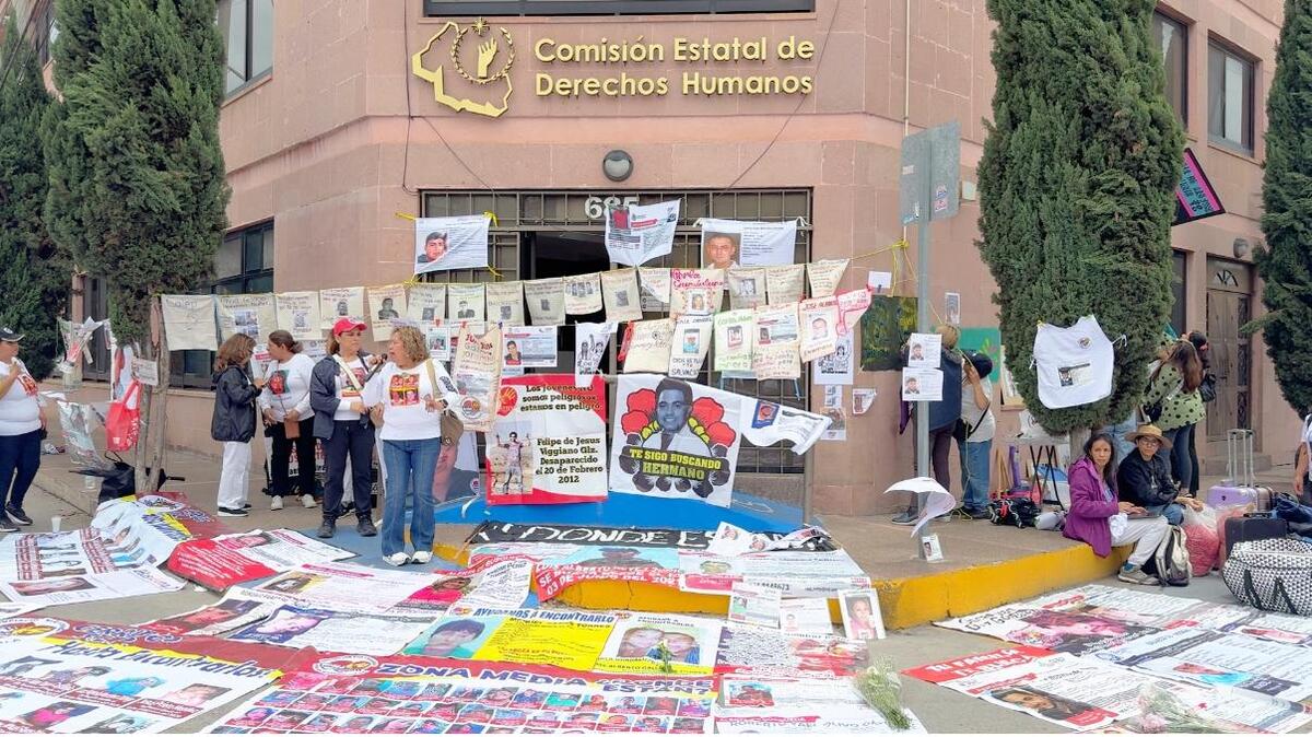 Madres buscadoras plasmaron los rostros de sus hijos desaparecidos en la fachada del edificio. | Foto: Especial