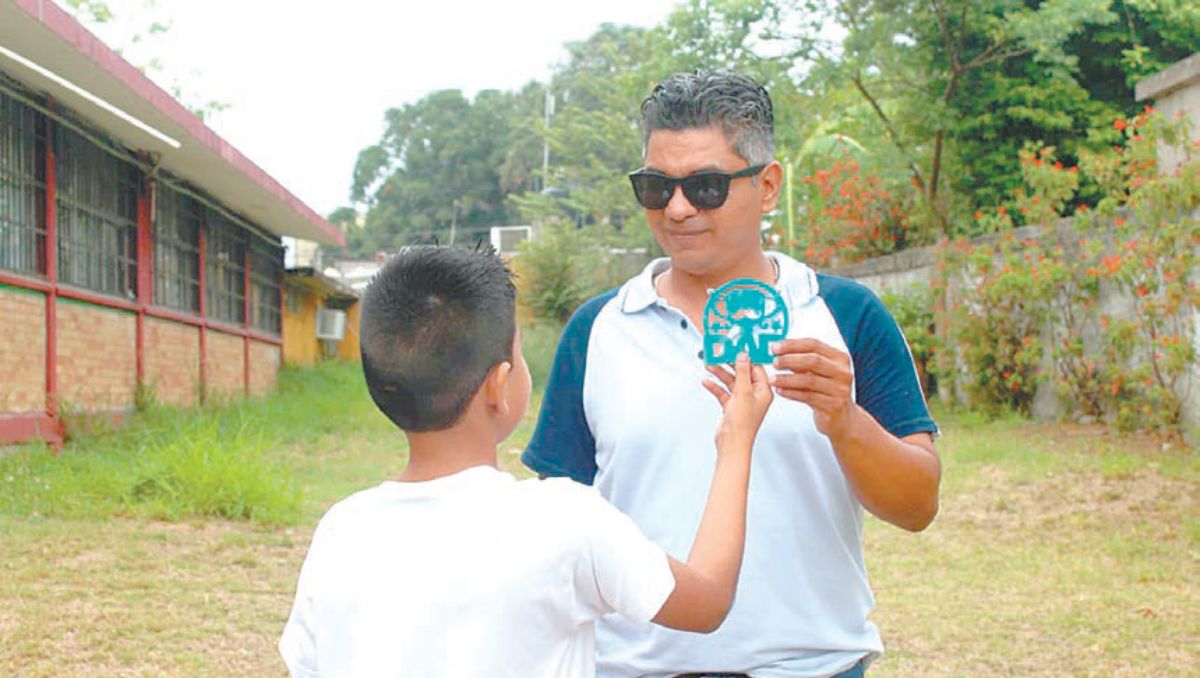 Víctor acudió a un festival para los papás que preparó la escuela donde asiste su hijo. (Sergio Sánchez)