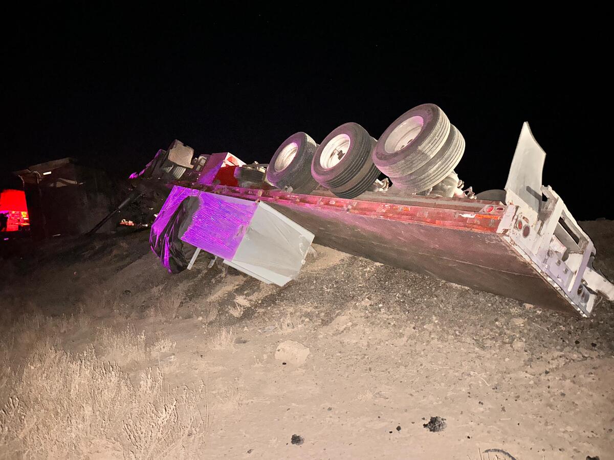 Vuelca tráiler en la carretera Torreón–Saltillo; el conductor resultó ileso. (Notivox Policía)