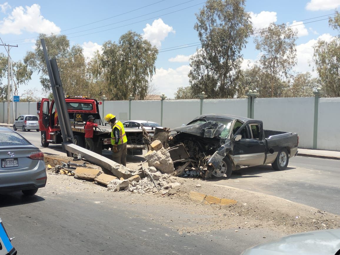 El accidente dejó cuantiosos daños materiales, incluyendo la destrucción parcial del vehículo, así como afectaciones a infraestructura vial.| Archivo