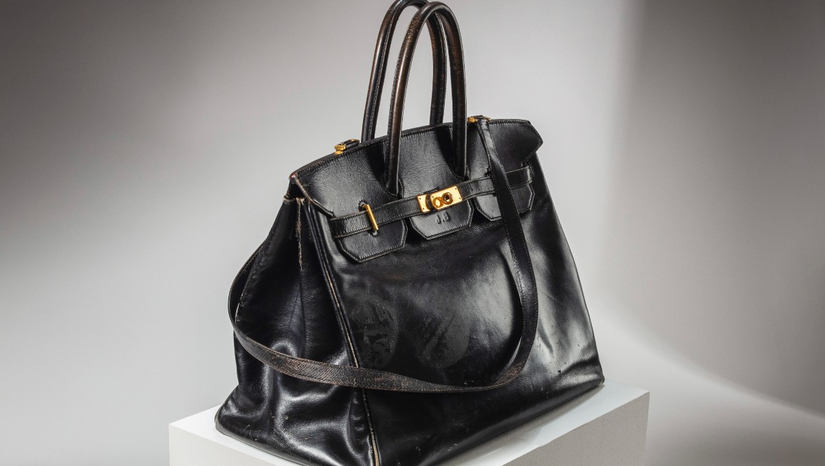 Hay aspectos que lo diferencian de los bolsos Birkin que se venden al público; por ejemplo, la correa no es extraíble. (Especial)